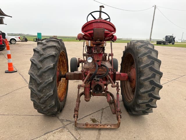 Image of Farmall 460 equipment image 4