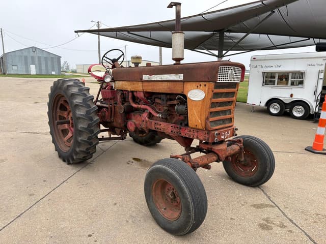 Image of Farmall 460 equipment image 1