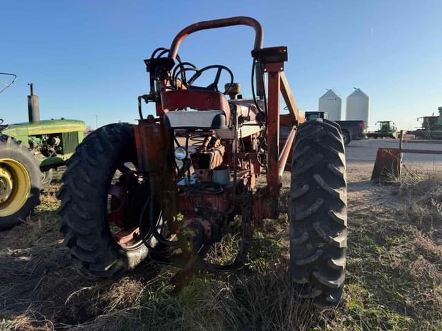 Image of Farmall 460 equipment image 2