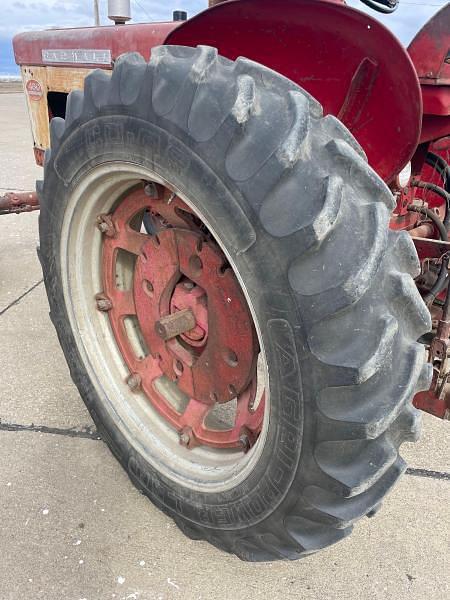 Image of Farmall 460 equipment image 4