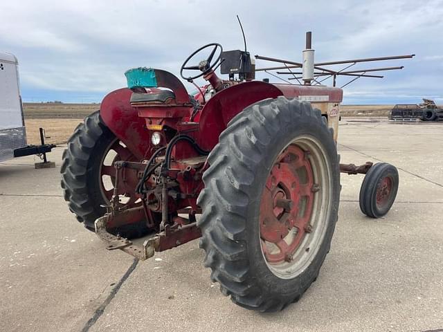 Image of Farmall 460 equipment image 2