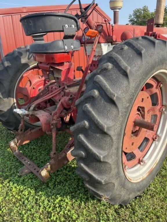 Image of Farmall 460 equipment image 4