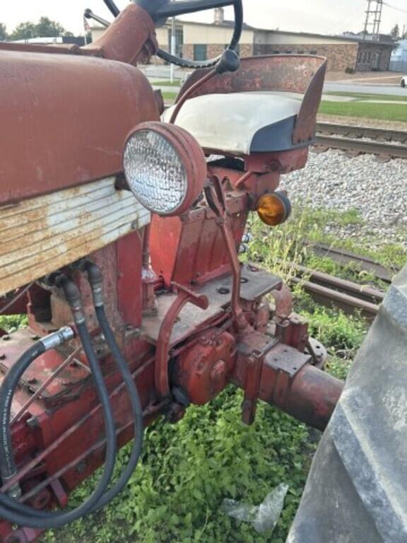 Image of Farmall 460 equipment image 2