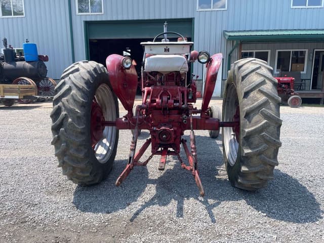 Image of Farmall 504 equipment image 2