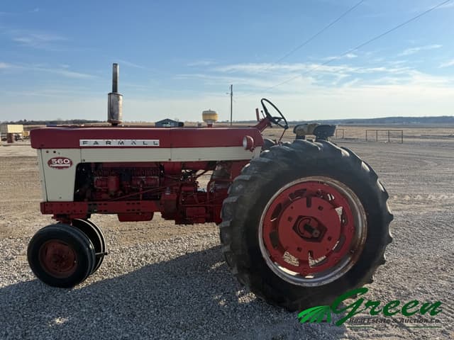 Image of Farmall 560  equipment image 4