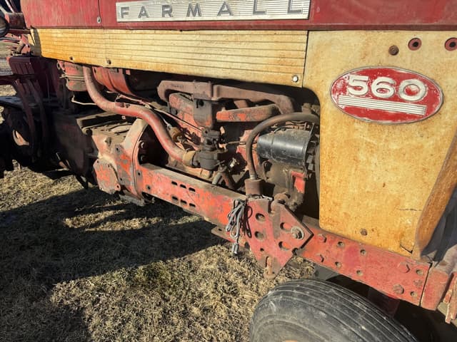 Image of Farmall 560  equipment image 3