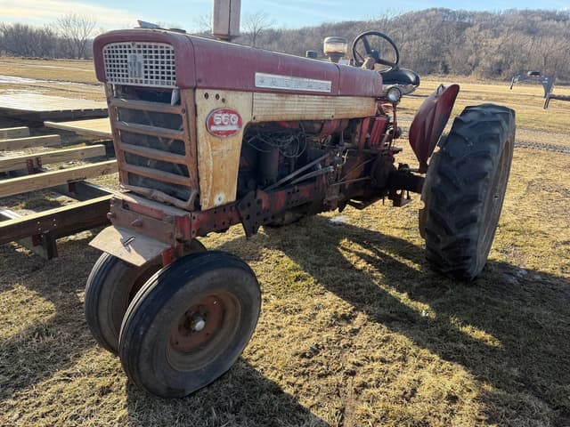 Image of Farmall 560  equipment image 2