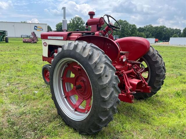 Image of Farmall 560  equipment image 2