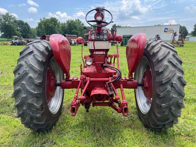 Image of Farmall 560  equipment image 3