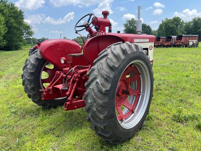 Image of Farmall 560  equipment image 4
