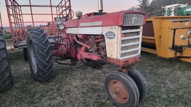 Image of Farmall 560 equipment image 2