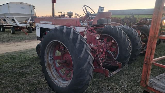 Image of Farmall 560 equipment image 4