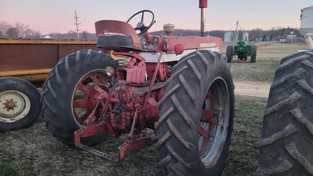 Image of Farmall 560 equipment image 3