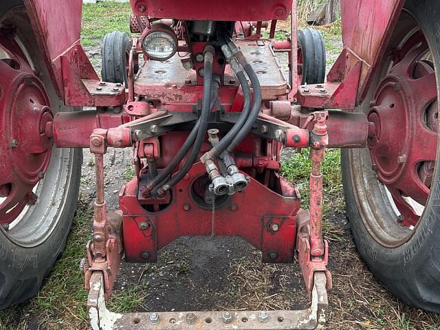 Image of Farmall 560  equipment image 4