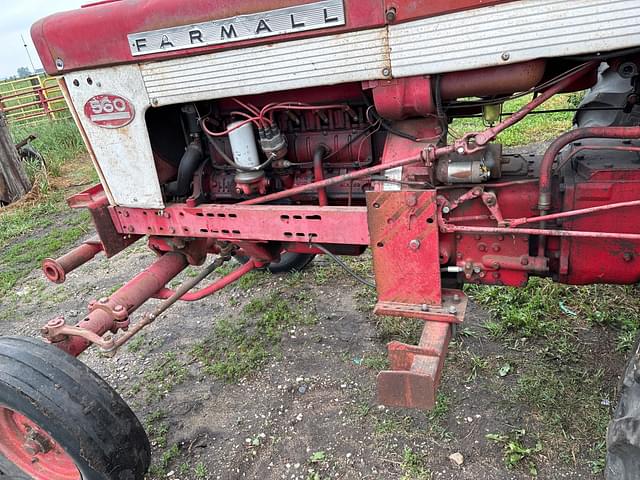 Image of Farmall 560  equipment image 3