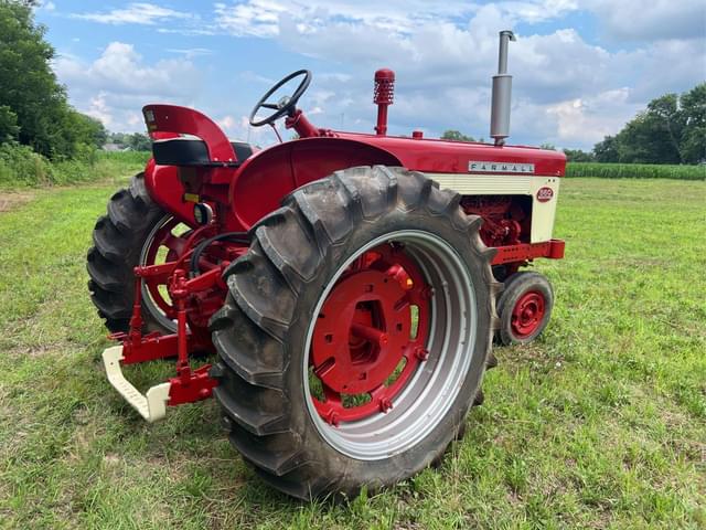 Image of Farmall 560  equipment image 2
