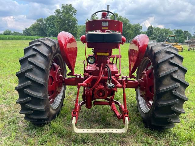 Image of Farmall 560  equipment image 3