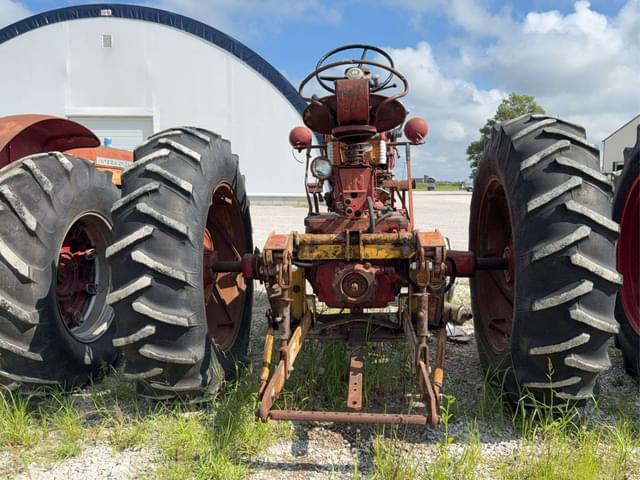 Image of Farmall 560  equipment image 4