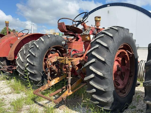 Image of Farmall 560  equipment image 3