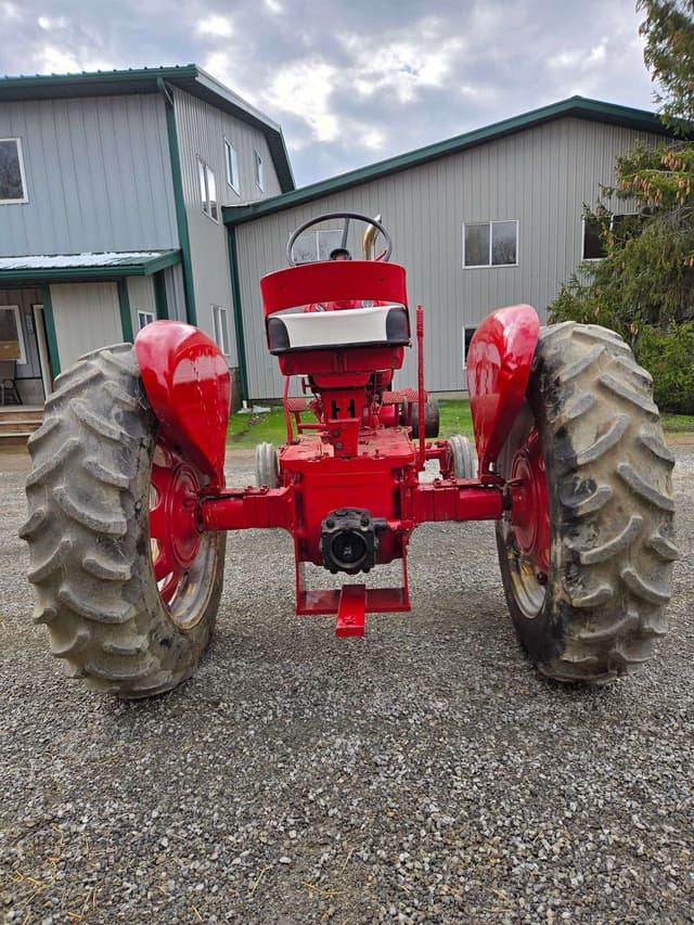 Image of Farmall 560  equipment image 2