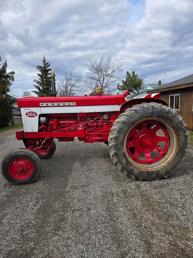 Image of Farmall 560  equipment image 1