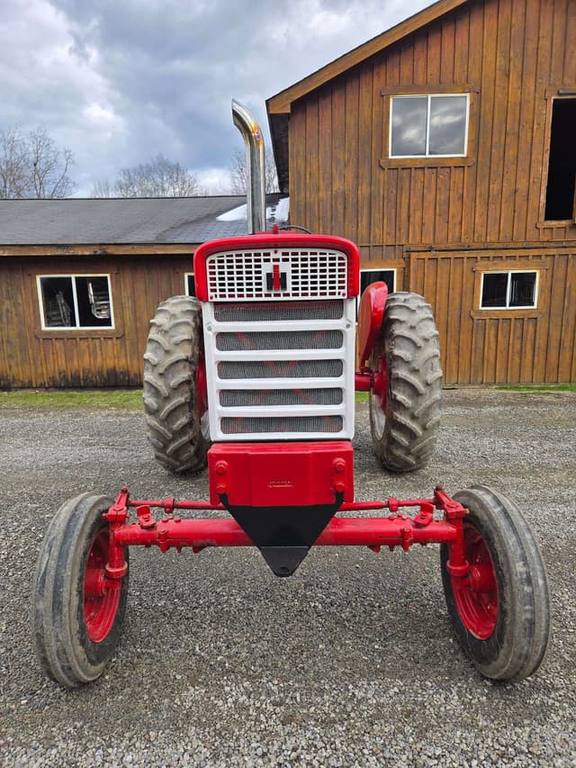 Image of Farmall 560  equipment image 3