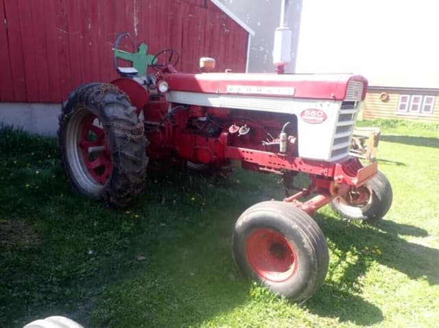 Image of Farmall 560  equipment image 3