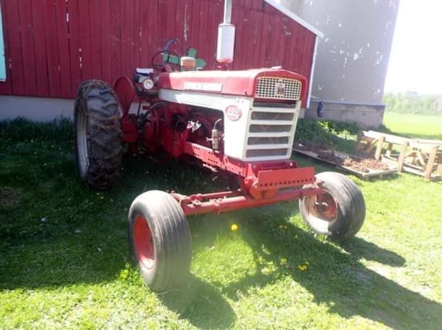 Image of Farmall 560  equipment image 2