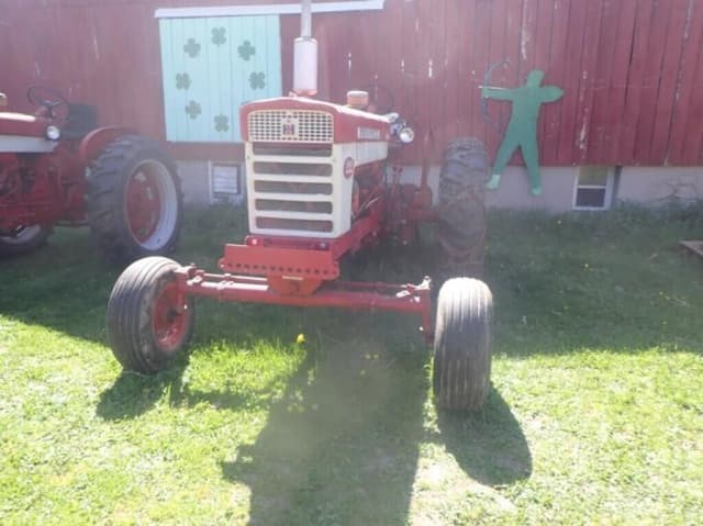 Image of Farmall 560  equipment image 1