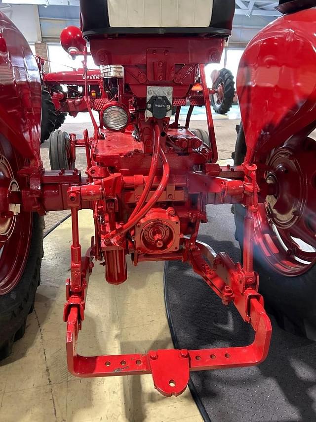 Image of Farmall 560  equipment image 2