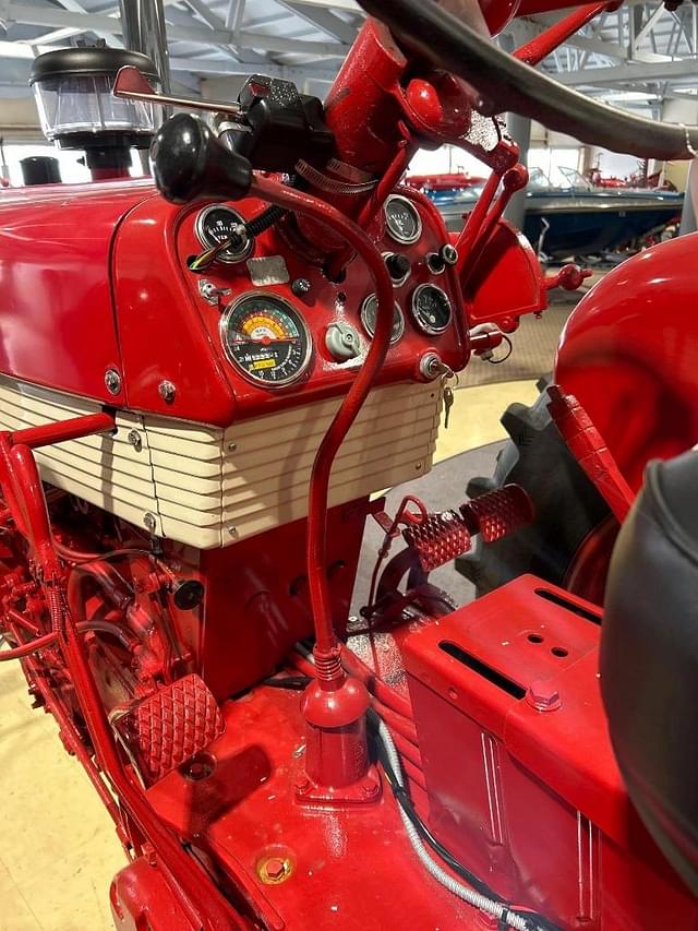 Image of Farmall 560  equipment image 3