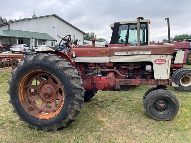 Image of Farmall 560  equipment image 3
