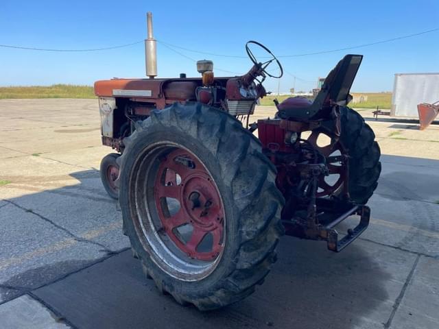 Image of Farmall 560  equipment image 3