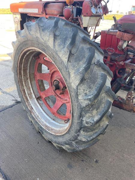 Image of Farmall 560  equipment image 4