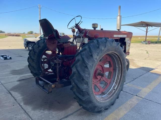 Image of Farmall 560  equipment image 2