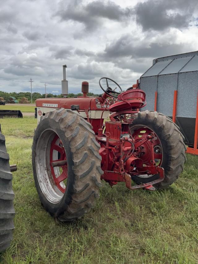 Image of Farmall 560  equipment image 4