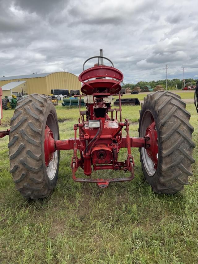 Image of Farmall 560  equipment image 3
