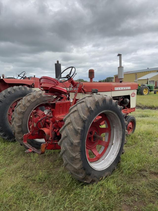 Image of Farmall 560  equipment image 2
