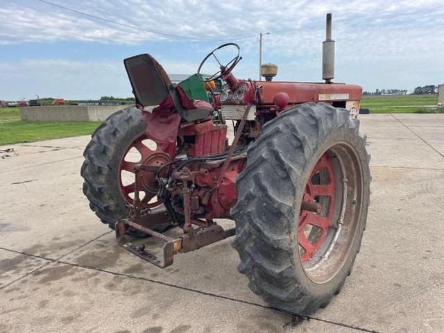 Image of Farmall 560  equipment image 2