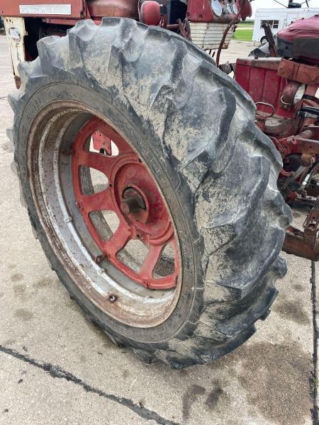 Image of Farmall 560  equipment image 4