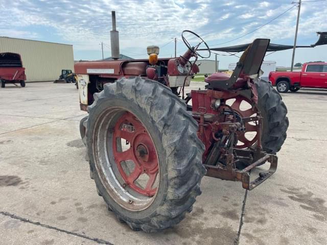 Image of Farmall 560  equipment image 3