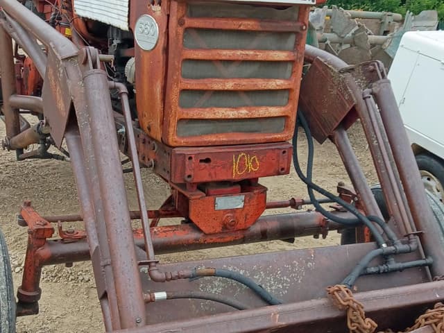 Image of Farmall 560  equipment image 3