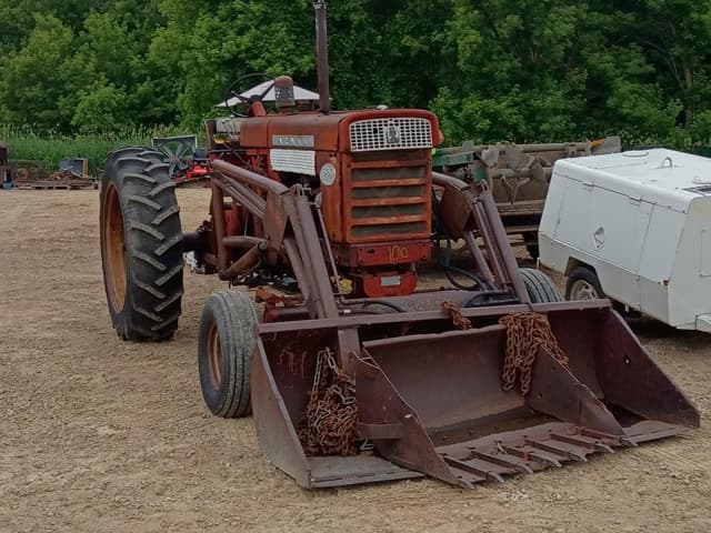 Image of Farmall 560  equipment image 1