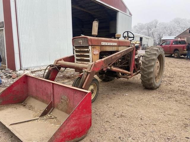 Image of Farmall 560  equipment image 2