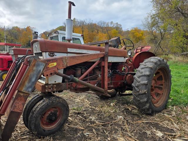 Image of Farmall 560  equipment image 3