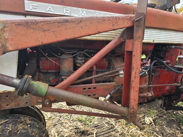 Image of Farmall 560  equipment image 4