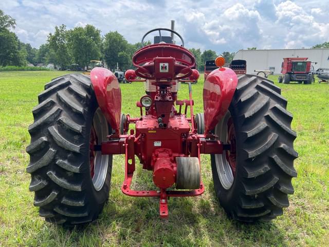 Image of Farmall 560  equipment image 3
