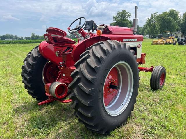 Image of Farmall 560  equipment image 4