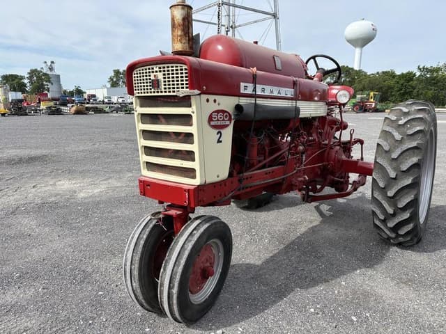 Image of Farmall 560  equipment image 3