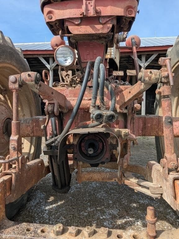 Image of Farmall 560  equipment image 4